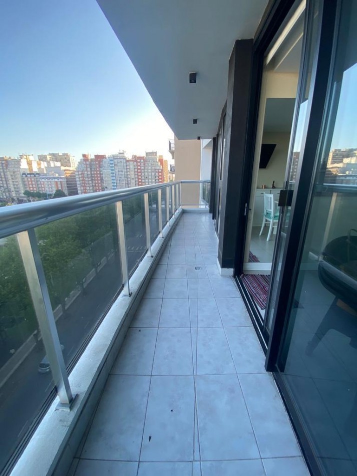 Departamento 2 ambientes al frente, balcon corrido vista la mar y cochera cubierta. Plaza Colon
