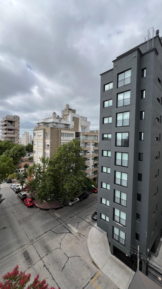 Semipiso 3 ambientes al frente con espacio de cochera y baulera. PLAZA MITRE.