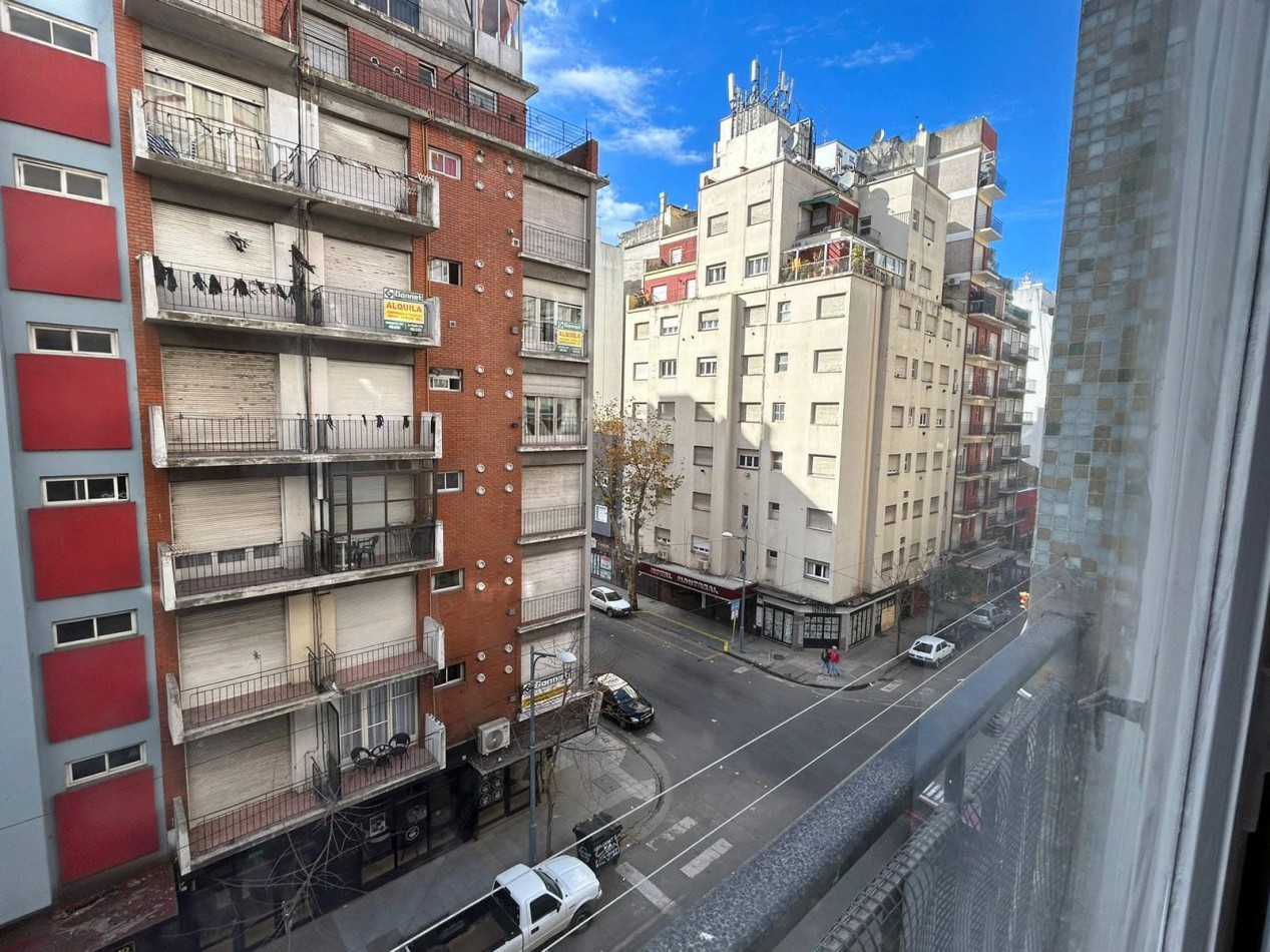 2 ambientes todo al frente con balcon frances.