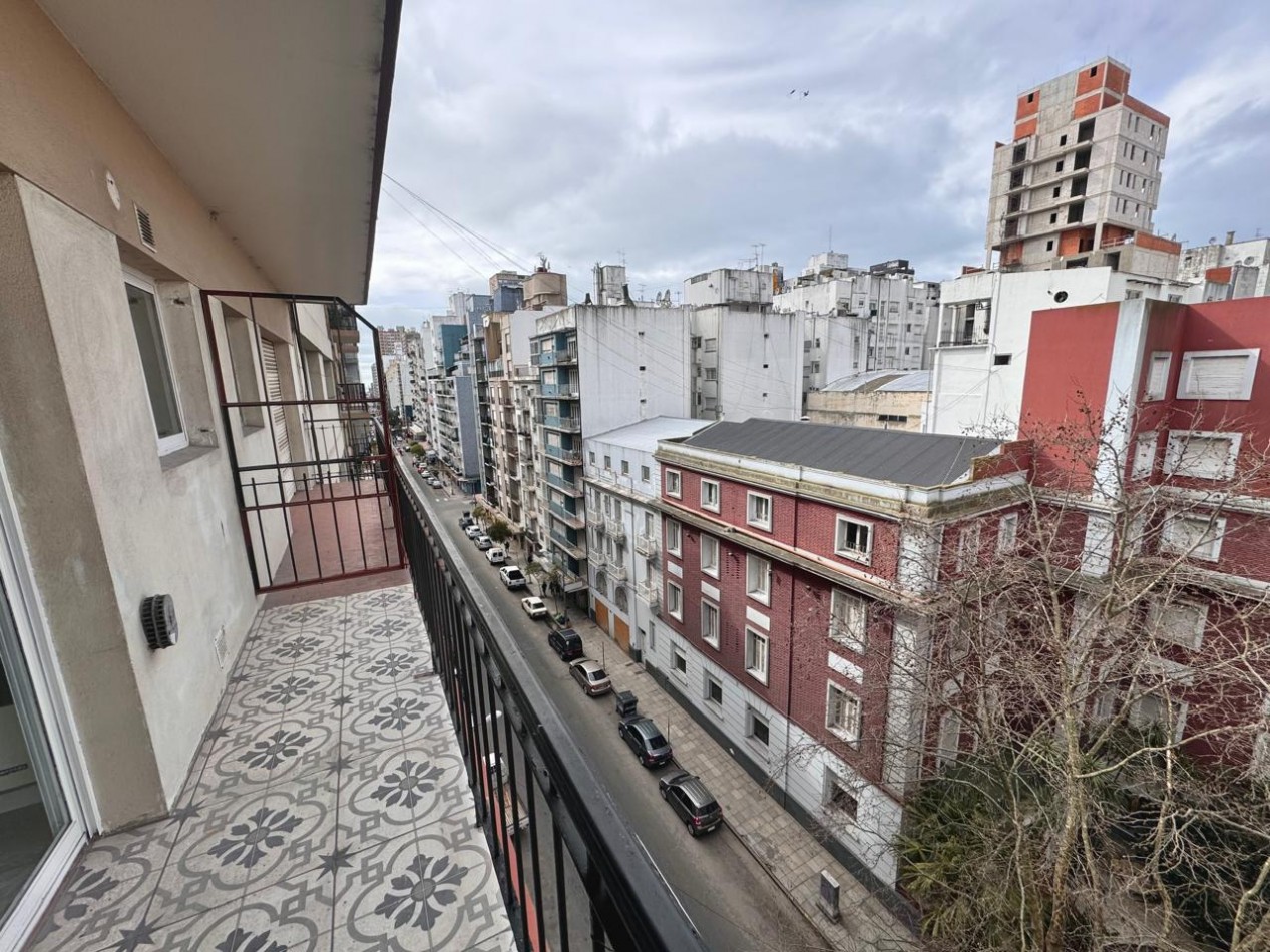 2 AMBIENTES A LA CALLE CON BALCON SALIENTE (Todo externo)