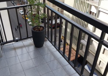 Departamento 2 ambientes con balcon saliente a la calle